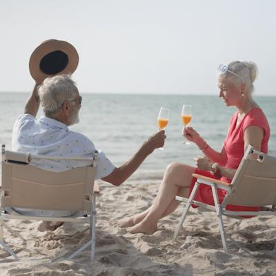 Seniorenpaar genießt entspannten Moment am Strand, als Symbol für gesundes Altern, Präventionsmedizin und frühzeitige Diagnostik durch umfassende Laboruntersuchungen und Gesundheitschecks.