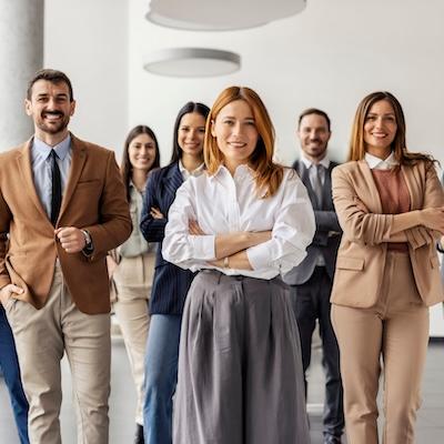 Gruppe von erfolgreichen Berufstätigen und Führungskräften, symbolisch für präventive Gesundheitschecks und umfassende Labordiagnostik zur Früherkennung von Gesundheitsrisiken in der Laborambulanz.
